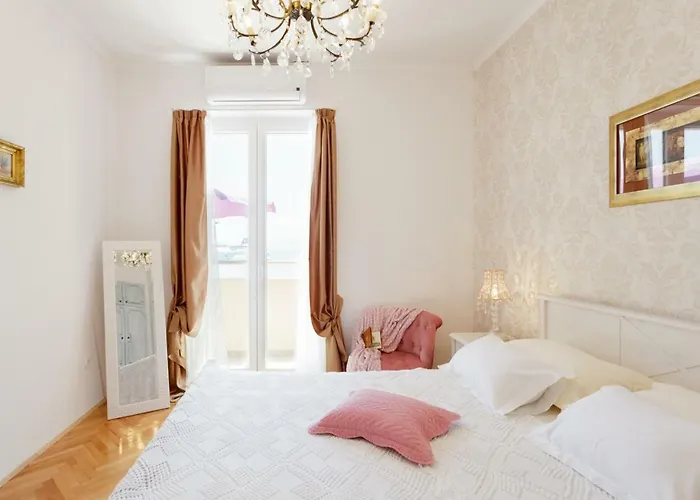 On The Coast-jere Apartment Split